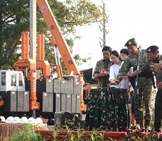 Presiden Jokowi didampingi Panglima TNI, Menko Polhukam, dan Menko PMK menekan tombol sirene pemancangan pembangunan RS Ridwan Meuraksa, di Jakarta Timur, Rabu (13/5)