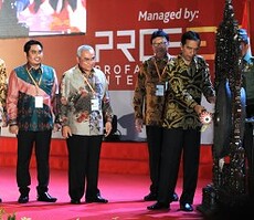 Presiden Jokowi memukul gong untuk membuka the 11th APKASI International Trade and Investment Summit 2015, di JIExpo, Kemayoran, Jakarta, Rabu (13/5).