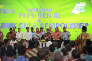 Presiden Jokowi didampingi Ibu Negara Iriana berdialog dengan masyarakat, di PG Gempolkerep, Mojokerto, Jatim, Kamis (21/5) siang