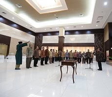 Mensesneg Pratikno melantik Kasetpres dan 5 pejabat yang bertugas di Setwapres, di Aula Gedung I Kemensetneg, Jakarta, Selasa (26/5)