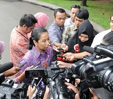 Menteri BUMN Rini Soemarno menjawab wartawan soal impor beras, di kawasan Istana Negara, Jakarta, Jumat (15/5) pagi
