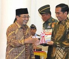 Ketua BPK Harry Azhar Azis menyerahkan LKPP 2014 kepada Presiden Jokowi, di Istana Bogor, Jabar, Jumat (5/6)