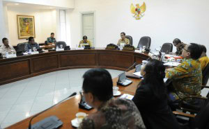 Presiden Jokowi saat memimpin rapat terbatas mengenai TKDN, di kantor Kepresidenan, Jakarta, Selasa (9/6) siang