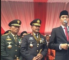 Presiden Jokowi didampingi Wapres, Kapolri, dan Panglima TNI memberi keterangan pers seusai memimpin upacara peringatan HUT Bhayangkara, di Mako Brimob, Depok, Rabu (1/7)