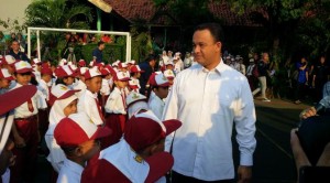 Mendikbud Anies Baswedan saat mengunjungi hari pertama masuk sekolah di sebuah SD, di Jakarta, Senin (27/7)