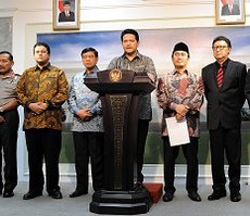Ketua KPU Husni Kamil Manik bersama pimpinya unsur penyelenggara Pemilu dan wakil pemerintah dalam keterangan pers di kantor Kepresidenan, Jakarta, Rabu (8/7) sore