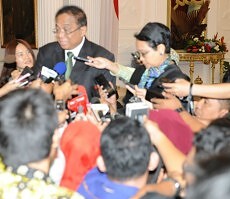 Menko Kemaritiman Indroyono Soesilo dan Menlu Retno LP Marsudi memberikan keterangan pers terkait pertemuan Presiden Jokowi - Ketua MPR RRT Yu Zhenseng, di Istana Merdeka, Jakarta, Senin (27/7)