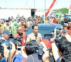 Presiden Jokowi memberikan penjelasan soal pelemahan rupiah, saat tiba di Titik 25 Kolam Penampungan Lumpur Sidoarjo, Selasa (25/8) siang.