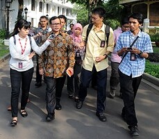 Seskab Pramono Anung menjawaba wartawan seusai Sidang Kabinet Paripurna, di kantor Kepresidenan, Jakarta, Rabu (19/8)