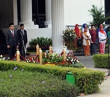 Mensesneg Pratiko menjadi Inspektur Upacara Peringatan HUT ke-70 Kemerdekaan RI, di halaman Kemensetneg, Jakarta, Senin (17/8) pagi