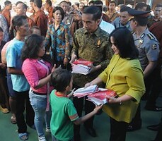 Presiden Jokowi didampingi Ibu Negara Iriana membagikan buku tulis saat blusukan, di Kel. Manggarai, Kec. Tebet, Jakarta Selatan, Kamis (10/9) sore