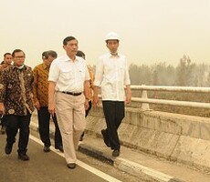 Presiden Jokowi didampingi sejumlah pejabat saat meninjau lokasi kebakaran hutan di Kabupaten Pulang Pisau Provinsi Kalteng, Kamis (24/9) lalu