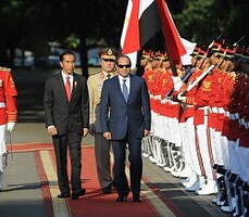 Presiden Mesir Abdel Fatah al-Sisi didampingi Presiden Jokowi memeriksa jajar kehormatan, di halaman Istana Merdeka, Jakarta, Jumat (4/9)