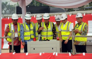 Presiden Jokowi saat meresmikan pengeboran MRT Jakarta, di kawasan Senayan, Jakarta, Senin (21/9) pagi