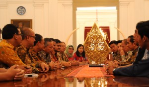 Presiden Jokowi menerima mahasiswa pemenang Shell Eco Marathon Asia 2015, di Istana Merdeka, Jakarta, Rabu (30/9)