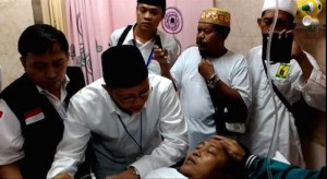 Menteri Agama Lukman Hakin Saifuddin menjenguk jemaah yang luka-luka akibat musibah jatuhnya crane, di RS An Nur, Jeddah, Sabtu (12/9)