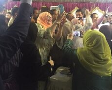 Diaspora Indonesia berebut selfi dengan Presiden Jokowi dalam pertemuan di Wisma Duta, Doha, Qatar, Senin (14/9) malam
