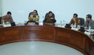Presiden Jokowi didampingi Wakil Presiden Jusuf Kalla memimpin rapat terbatas soal penanganan korban bencana kabut asap, di kantor Presiden, Jakarta, Jumat (23/10)