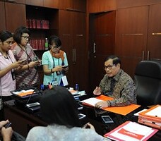 Seskab Pramono Anung menjawab pertanyaan wartawan, di ruang kerjanya, Gedung III Kemensetneg, Jakarta, Jumat (9/10) siang