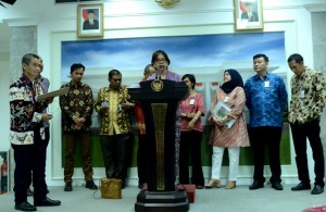 Para aktivis lingkungan memberikan keterangan pers seusai diterima oleh Presiden Jokowi, di kantor Kepresidenan, Jakarta, Jumat (23/10)