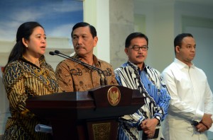 Menko PMK Puan Maharani memberikan penjelasan penanganan korban bancana kabut asap, di kantor Presiden, Jakarta, Jumat (23/10)