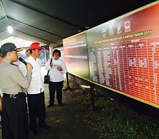 Presiden Jokowi memperhatikan perkembangan penanganan kebakaran hutan, di Posko Kab. Kampar, Riau, Jumat (9/10)