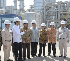 Presiden Jokowi didampingi Seskab Pramono Anung, dan Menteri BUMN Rini Soemarno berbincang dengan direksi Pupuk Kaltim, di halaman Pabrik V Pupuk Kaltim, Bontang, Kamis (19/11)