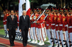 Presiden Republik Italia Sergio Mattarella didampingi Presiden Jokowi memeriksa pasukan kehormatan, di halaman Istana Merdeka, Jakarta, Senin (9/11) sore