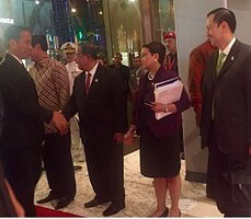 Menlu Retno Marsudi dan sejumlah menteri Kabinet Kerja menyambut kedatangan Presiden Jokowi, di Kuala Lumpur, Malaysia, Jumat (20/11) malam. (Foto: Kemlu RI)