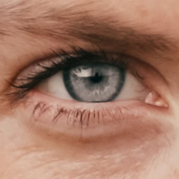 Nahaufnahme von Annies Auge