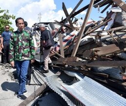 Presiden Jokowi saat meninjau lokasi gempa bumi dan tsunami di kota Palu, Sulawesi Tengah, Minggu (30/9) lalu. (Foto: BPMI Setpres)