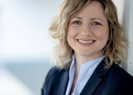 mit Tageslicht fotografiertes Business Portrait Canon EOS R Sigma Art 105mm