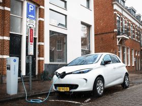 • Renault has signed a letter of intent with the Dutch Utrecht City Council, ElaadNL and LomboXnet on Smart Solar Charging for electric vehicles. • The signature took place during the state visit to Paris of King Willem-Alexander and Queen Máxima of the Netherlands, under the schedule of Franco-Dutch Economic Year 2015-2016.