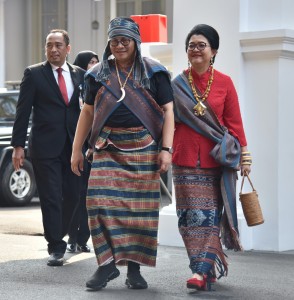 Seskab Pramono Anung mengenakan busana adat daerah NTT saat menghadiri peringatan HUT ke-73 RI di Halaman Istana Merdeka, Jakarta, Jumat (17/8). (Foto: Humas/Deni)