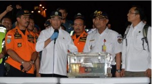 Menhub Budi K. Sumadi mengunjungi Posko Terpadu di Dermaga JICT 2 Pelabuhan Tanjung Priok, Kamis (1/11) malam. (Foto: Humas Kemenhub)