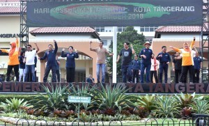 Welcoming the 54th National Health Day, President Jokowi gathers with thousands of residents in Tangerang, Banten, Sunday (4/11). (Photo: Rahmat/PR)