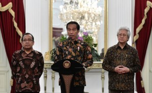 President Jokowi delivers a press statement on the passing of King Bhumibol of Thailand. (Photo by: Bureau of Press and Media/Presidential Secretariat/Intan)