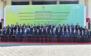 Presiden Jokowi berfoto bersama peserta Kongres Asosiasi Mahkamah Konstitusi dan Institusi Sejenis se-Asia 2017 di Kota Solo, Jawa Tengah, Rabu (9/8). (Foto: Humas/Anggun)