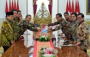 Head of the Supreme Audit Agency (BPK) Moermahadi Soerja Djanegara hands over Semester I Auditing Result Summary (IHPS) of 2018 to President Jokowi, at the Merdeka Palace, Jakarta, Thursday (4/10). (Photo by: Rahmat/PR Division).