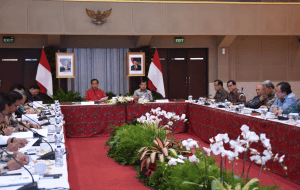 Presiden Jokowi saat memimpin Rapat Terbatas di Grha Wiksa Praniti, Puslitbang Perumahan dan Pemukiman Kementerian PUPR, Bandung, Jabar, Selasa (16/1) malam. (Foto: Humas/Anggun).