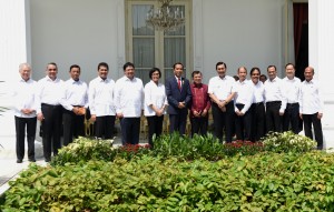 Presiden Jokowi dan Wakil Presiden Jusuf Kalla berfoto bersama para menteri yang bergeser jabatan dan para menteri baru kabinet kerja, di halaman Istana Merdeka, Jakarta, Rabu (27/7) siang. (Foto: Rahmad/Humas)