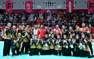 President Jokowi and the Chairman of IPSI Prabowo Subianto take picture with athletes of Pencak Silat at Pedepokan Taman Mini Indonesia Indah, Jakarta, Wednesday (29/8). (Photo by: Bureau of Press, Media, and Information of Presidential Secretariat).