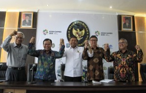 Coordinating Minister for Political, Legal, and Security Affairs Wiranto in frame with Minister of Home Affairs, Head of General Election Commission (KPU), Head of Election Supervisory Agency (Bawaslu), and Head of Election Organization Ethics Council (DKPP) after special coordination meeting at Office of Coordinating Ministry for Political, Legal, and Security Affairs (Kemenkopolhukam), Jakarta, Tuesday (4/9). (Photo: PR of Kemenkopolhukam)