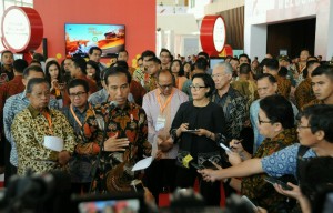 Presiden Jokowi menjawab pertanyaan wartawan usai membuka IFFC, di ICE, BSD, Tangerang, Banten, Selasa (30/8) pagi. (Foto: Humas/Jay)