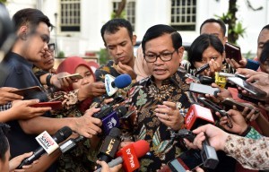 Cabinet Secretary Pramono Anung answers reporters questions after attending a plenary cabinet meeting at the State Palace in Jakarta on Monday (2/10). (Photo by: Public Relations Division/Jay)