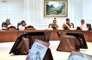 Presiden Jokowi saat memimpin Rapat Terbatas Tentang Evaluasi Pelaksanaan Proyek Strategis Nasional dan Program Prioritas di Provinsi Sulawesi Barat di Kantor Presiden, Rabu (2/8) . (foto: Humas/Rahmat)