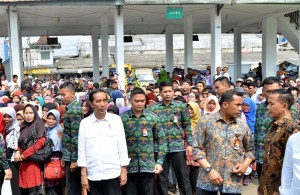 President Jokowi distributes Ramadan sembako packages at Cibadak Bus Station, Sukabumi Regency, on Wednesday (21/6) (Photo:PR/Jay)