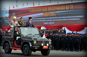 Presiden Jokowi memeriksa pasukan pada Upacara Peringatan Ke-71 Hari Bhayangkara Tahun 2017, di Lapangan Monumen Nasional, Jakarta, Senin (10/7) pagi. (JAY/Humas)