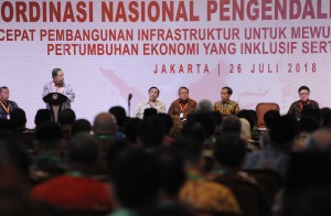 Menko Perekonomian memberikan laporan dalam Rapat Koordinasi Nasional (Rakornas) Pengendalian Inflasi Tahun 2018, di Grand Sahid Jaya, Jakarta, Kamis (26/7). (Foto: Humas/Jay).