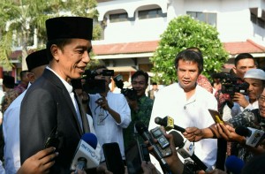 Presiden Jokowi menjawab pertanyaan wartawan usai melaksanakan Salat Idul Adha di Masjid Agung At Tsauroh, Serang, Banten (12/9). (Foto: Humas/Jay)